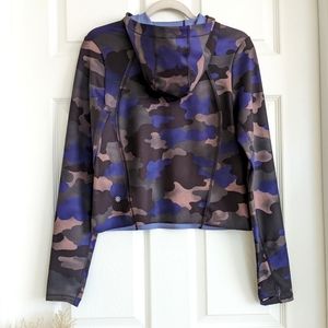 Athleta Pinnacle Hoodie Camouflage Mantra Print Cropped Long Sleeve
